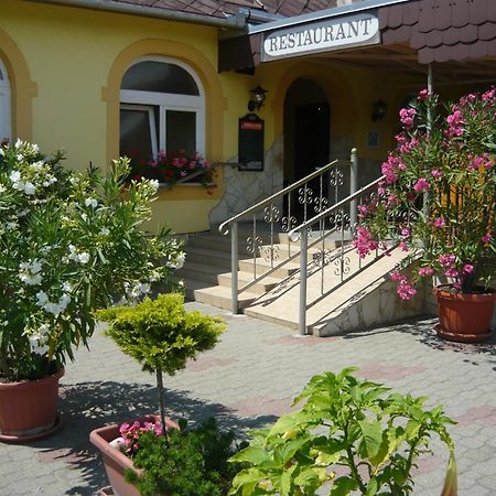 Patyi Etterem Es Hotel Bögöte 외부 사진