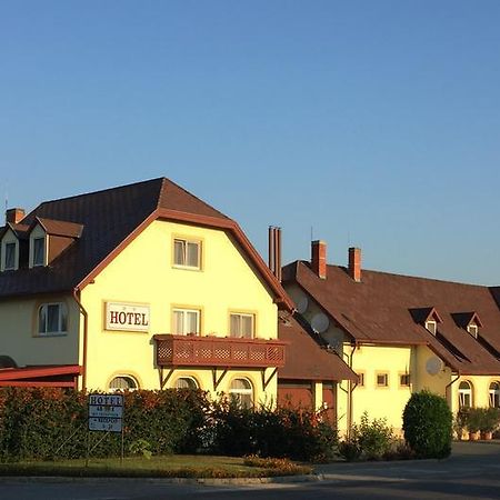 Patyi Etterem Es Hotel Bögöte 외부 사진