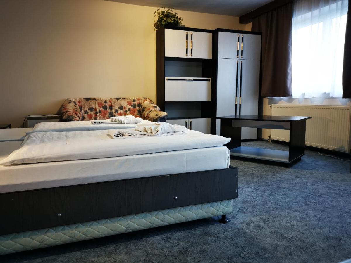 Patyi Etterem Es Hotel Bögöte 외부 사진