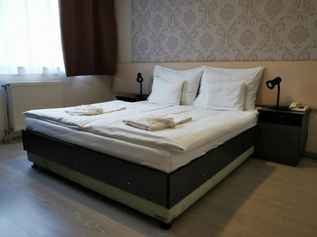 Patyi Etterem Es Hotel Bögöte 외부 사진