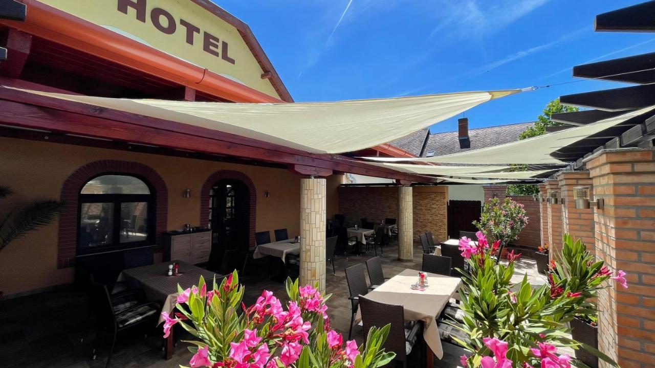 Patyi Etterem Es Hotel Bögöte 외부 사진