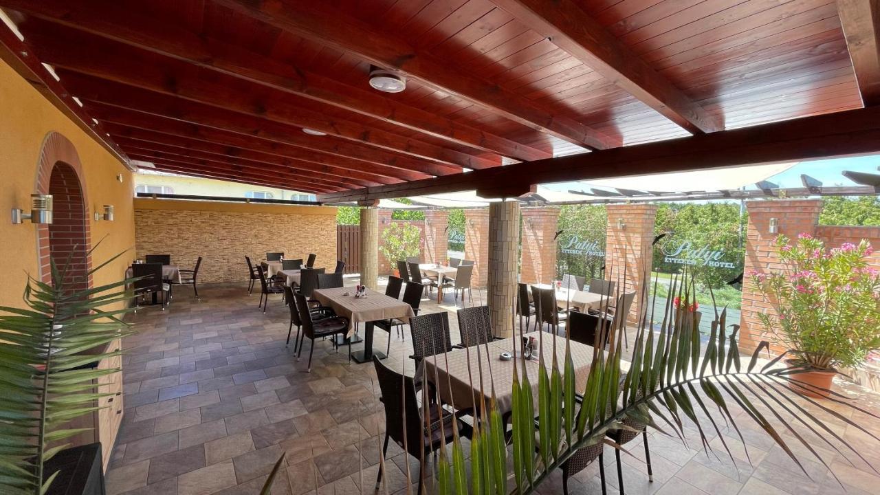Patyi Etterem Es Hotel Bögöte 외부 사진