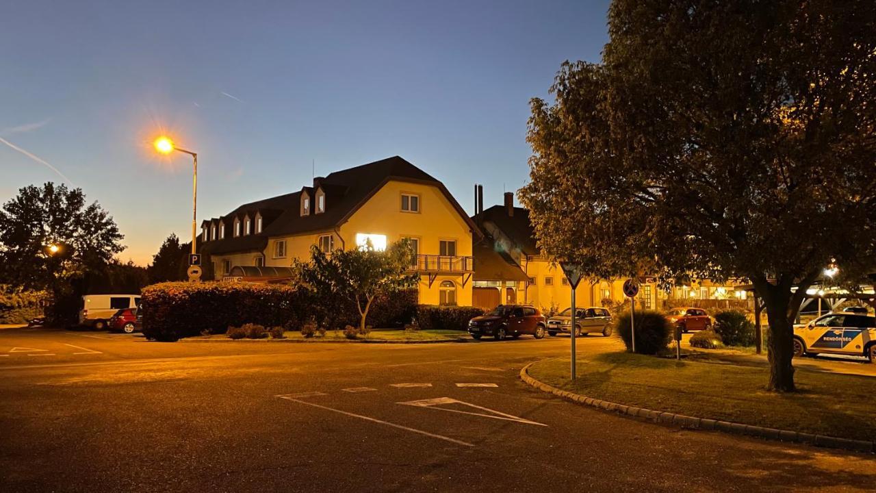 Patyi Etterem Es Hotel Bögöte 외부 사진