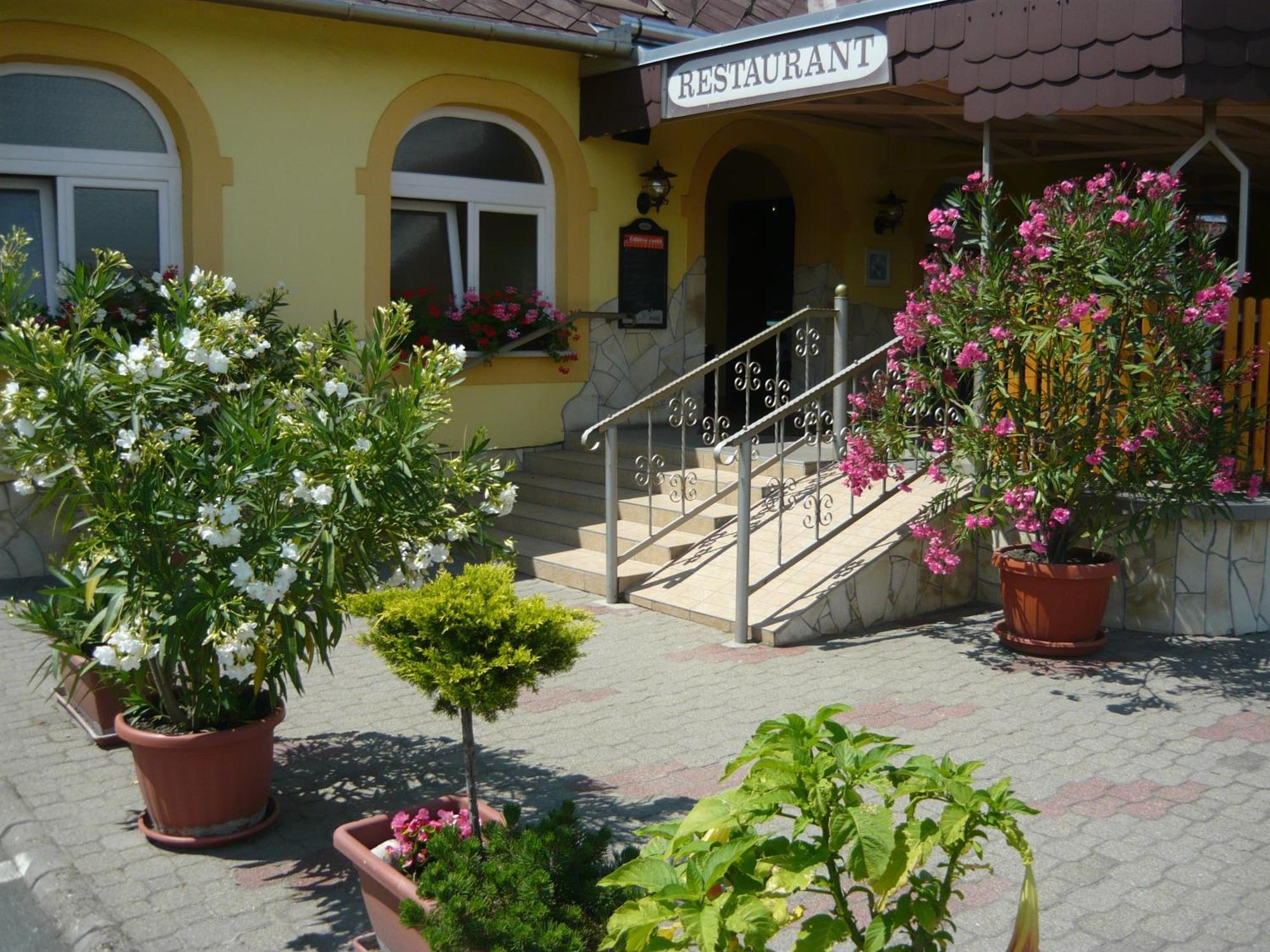 Patyi Etterem Es Hotel Bögöte 외부 사진