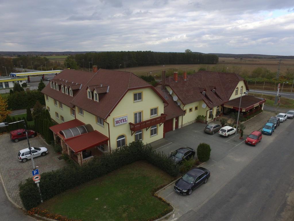 Patyi Etterem Es Hotel Bögöte 외부 사진