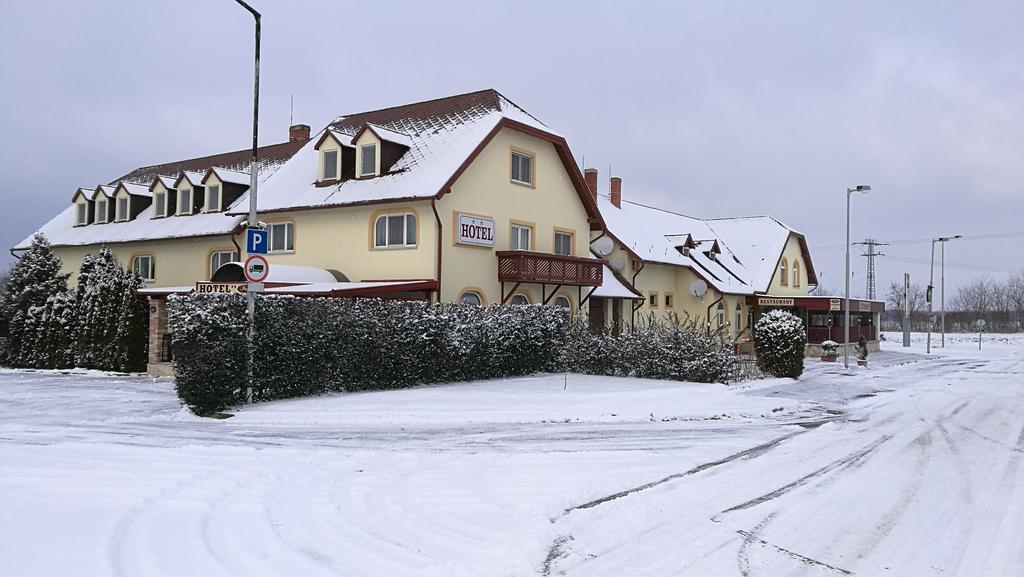 Patyi Etterem Es Hotel Bögöte 외부 사진