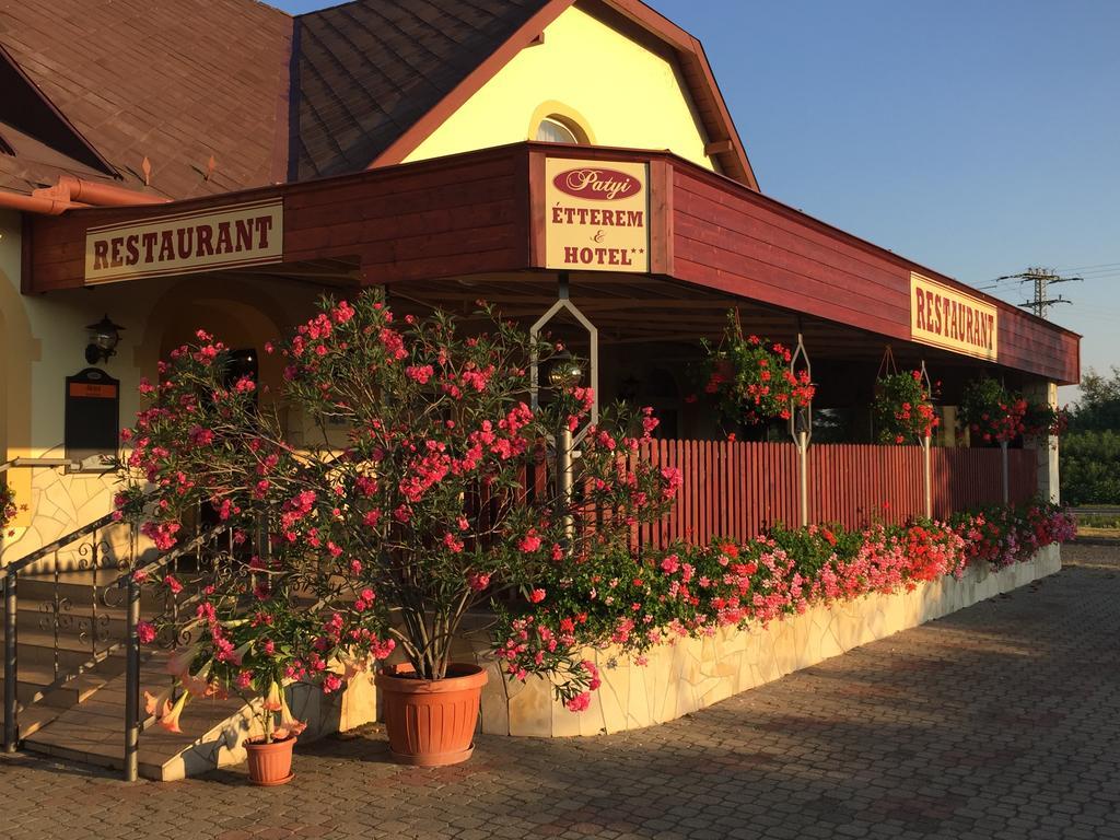 Patyi Etterem Es Hotel Bögöte 외부 사진