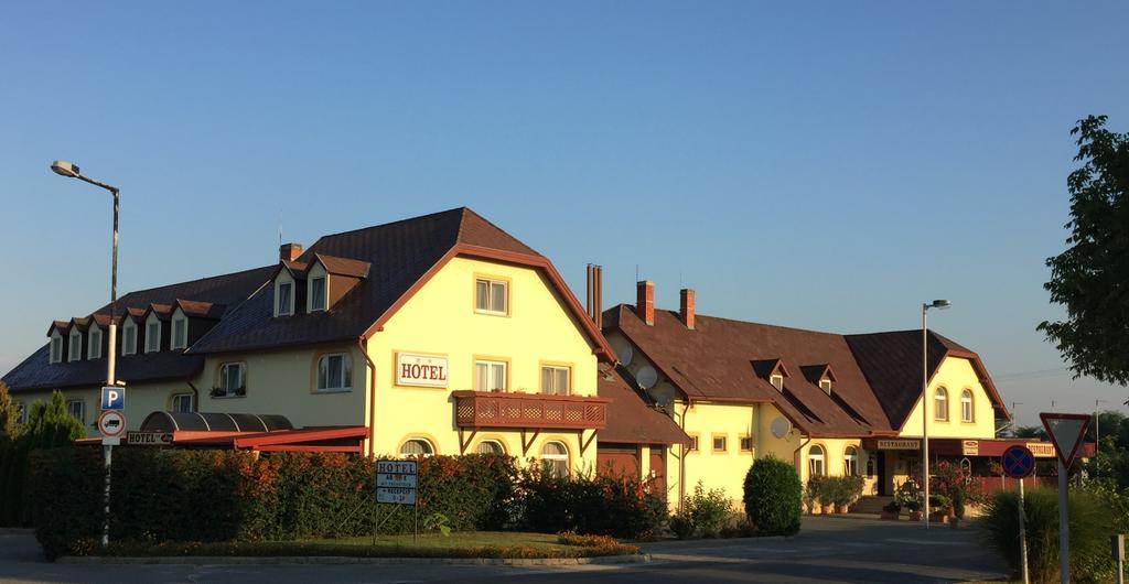 Patyi Etterem Es Hotel Bögöte 외부 사진