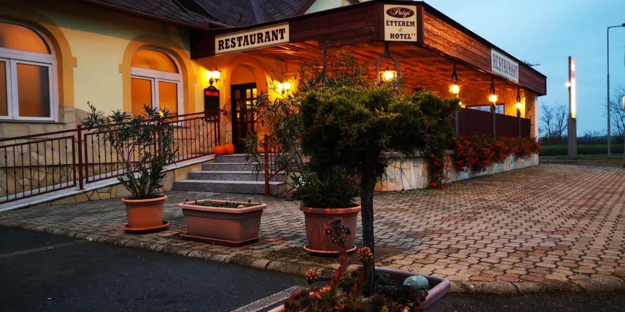 Patyi Etterem Es Hotel Bögöte 외부 사진