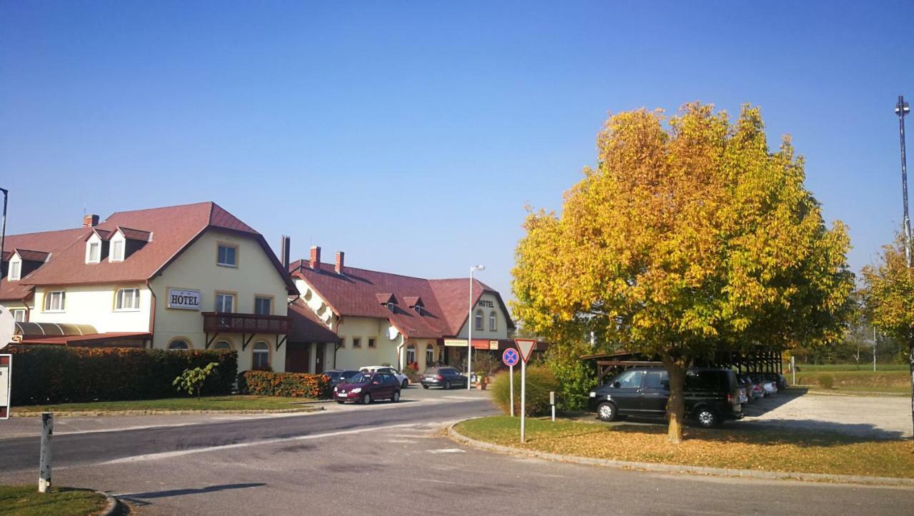 Patyi Etterem Es Hotel Bögöte 외부 사진